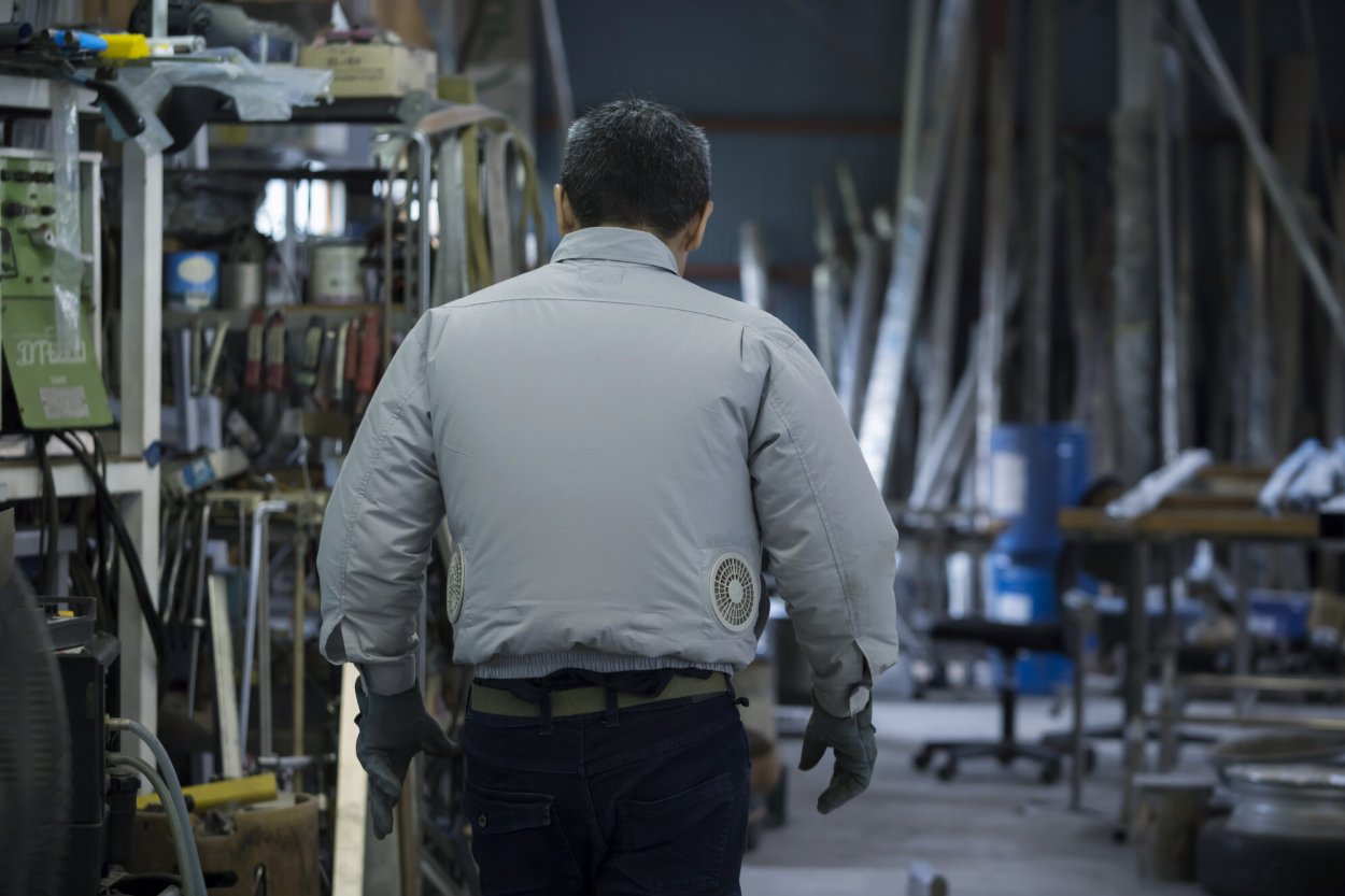 空調作業服を着た男性の後ろ姿