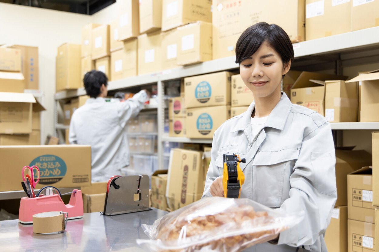 倉庫内で作業する女性